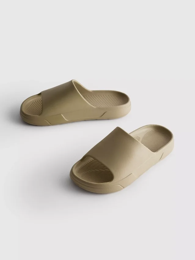 Slippers met dikke zool