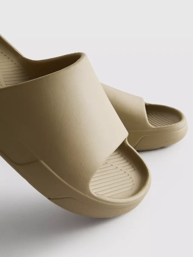 Slippers met dikke zool