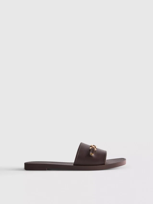 Slippers van imitatieleer