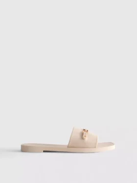 Slippers van imitatieleer