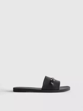 Slippers van imitatieleer