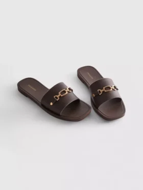 Slippers van imitatieleer