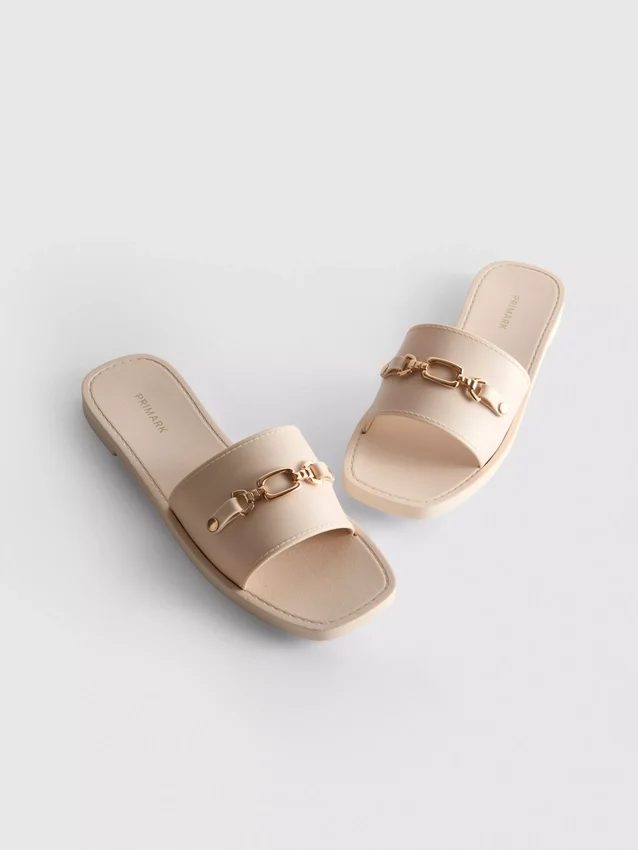 Slippers van imitatieleer