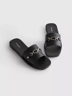 Slippers van imitatieleer