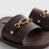 Slippers van imitatieleer