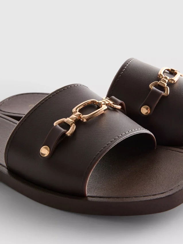 Slippers van imitatieleer