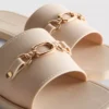 Slippers van imitatieleer
