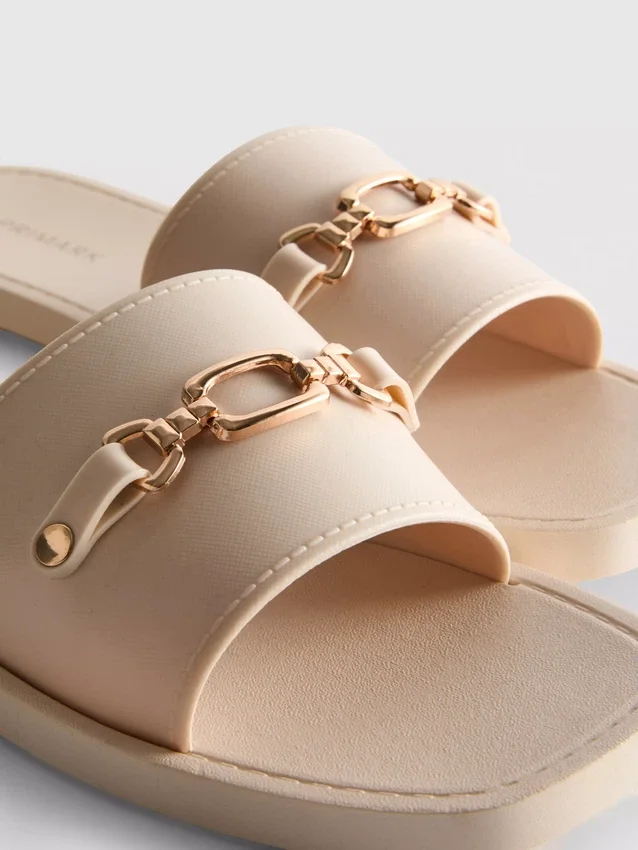 Slippers van imitatieleer
