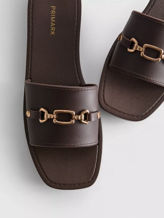 Slippers van imitatieleer