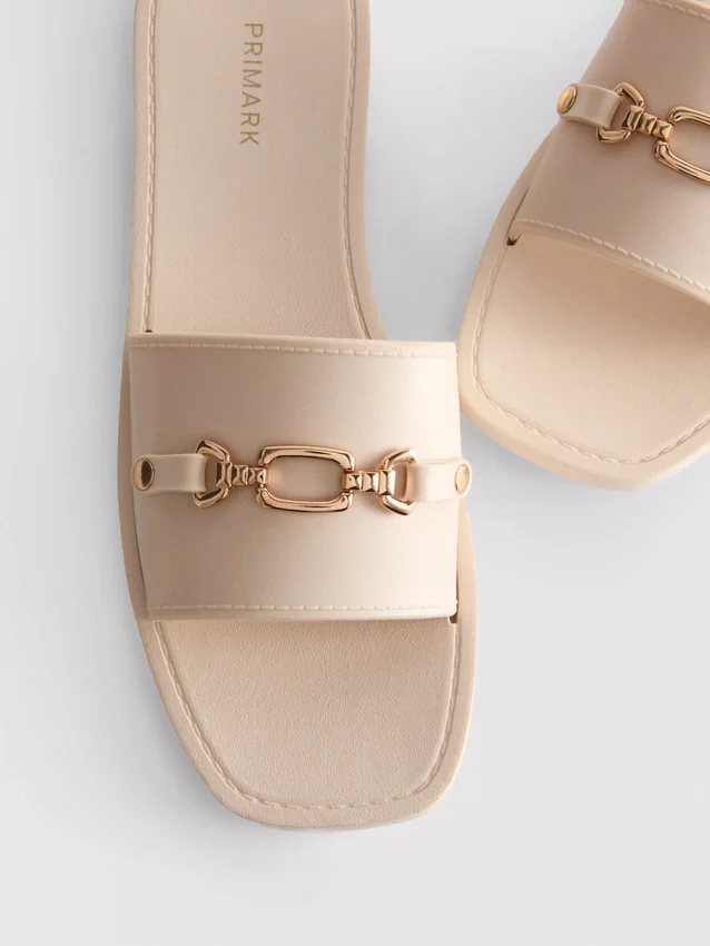 Slippers van imitatieleer
