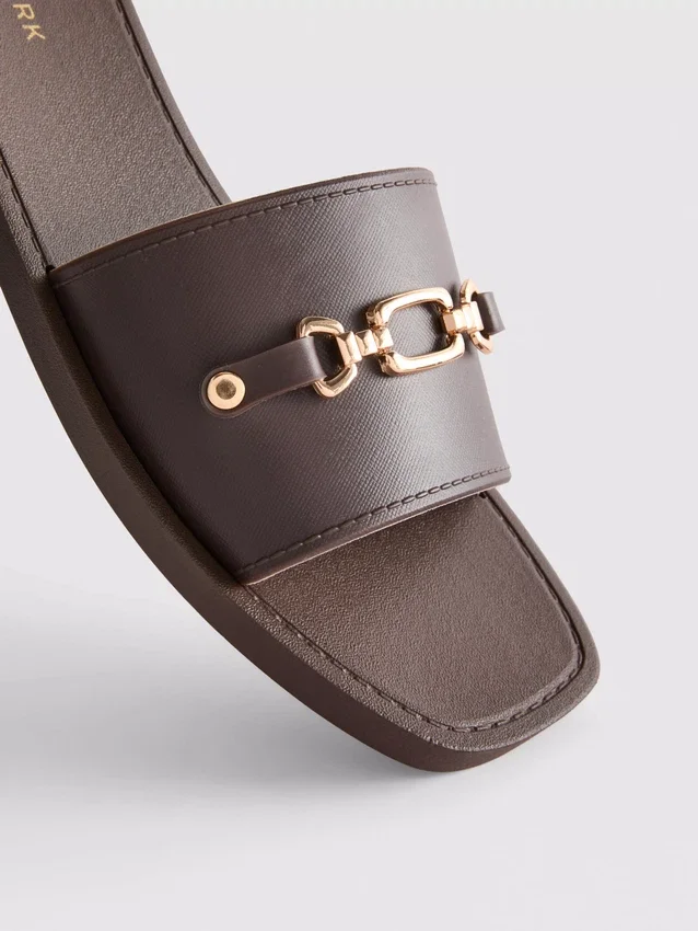 Slippers van imitatieleer
