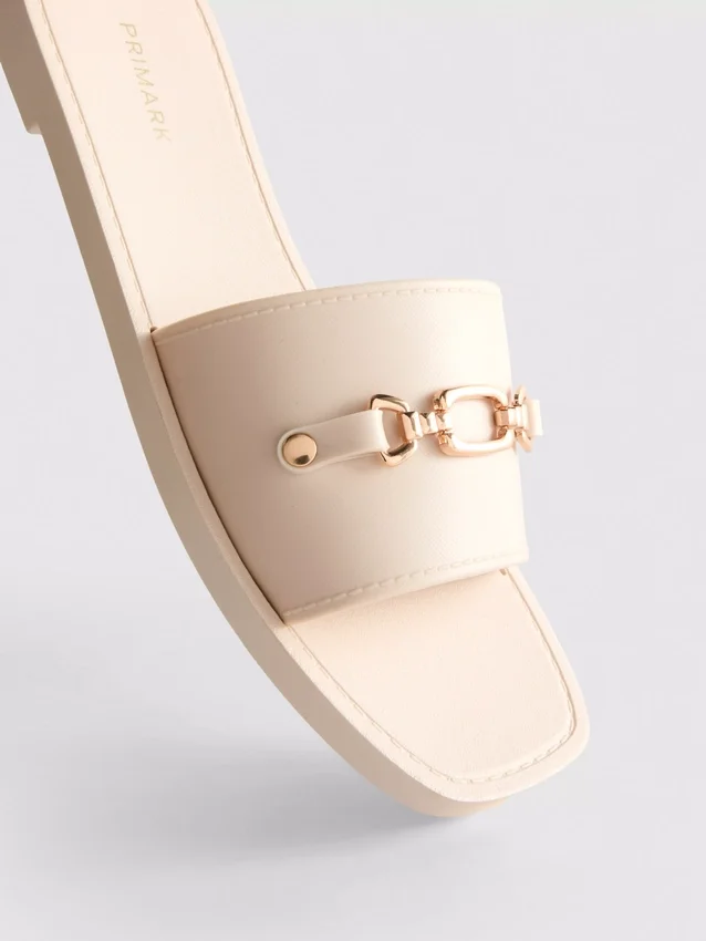 Slippers van imitatieleer