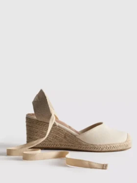 Sluitschoenen met sleehak en veters