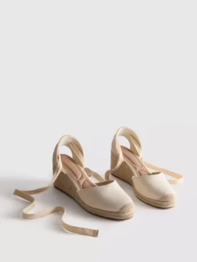 Sluitschoenen met sleehak en veters