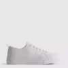 Sneakers met geborduurde madeliefjes