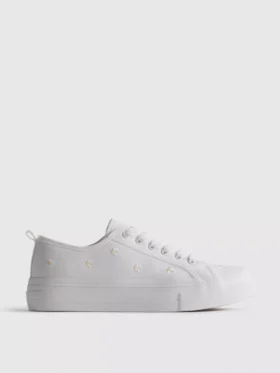 Sneakers met geborduurde madeliefjes