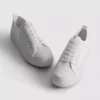 Sneakers met geborduurde madeliefjes
