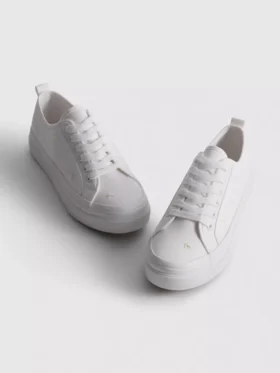 Sneakers met geborduurde madeliefjes