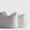 Sneakers met geborduurde madeliefjes
