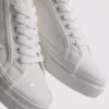 Sneakers met geborduurde madeliefjes