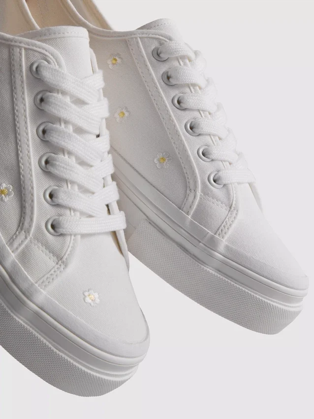 Sneakers met geborduurde madeliefjes