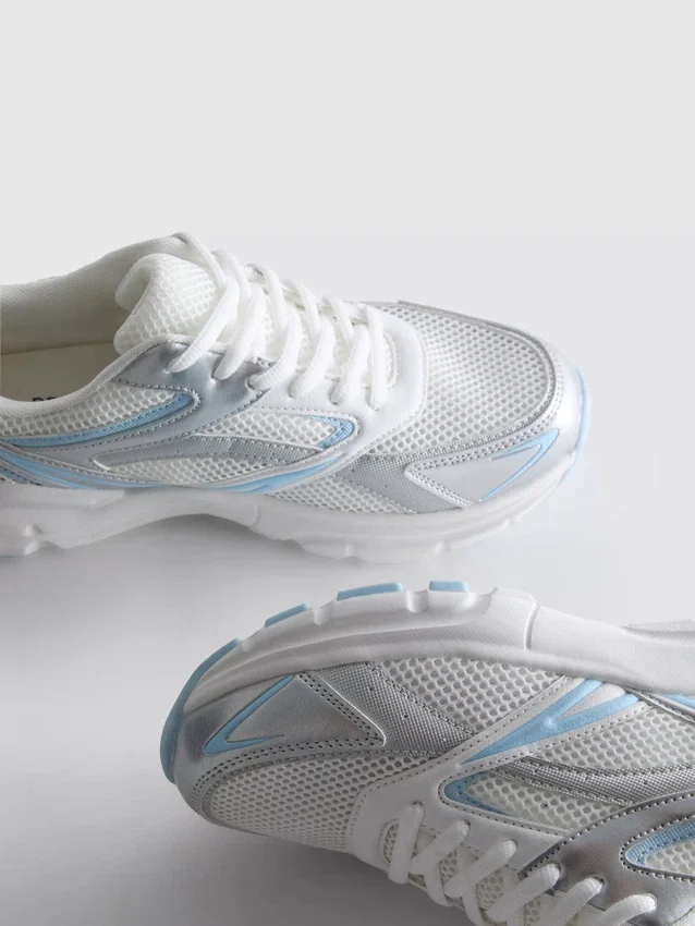 Sneakers met grof gaas
