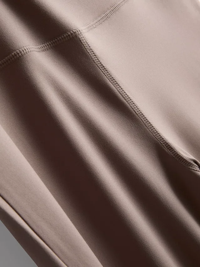 Sportlegging met hoge taille en uitlopende pijpen