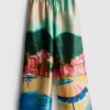 Strandbroek van satijn met landschappelijke print