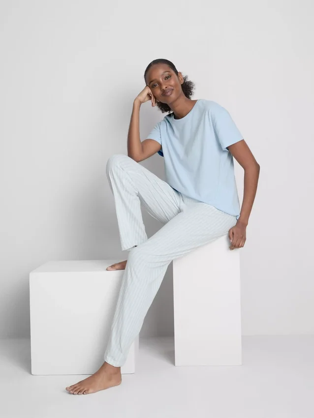 T-shirt en pyjama met gestreepte pyjamabroek