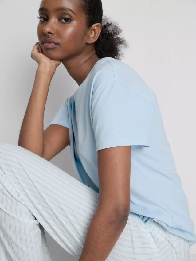T-shirt en pyjama met gestreepte pyjamabroek