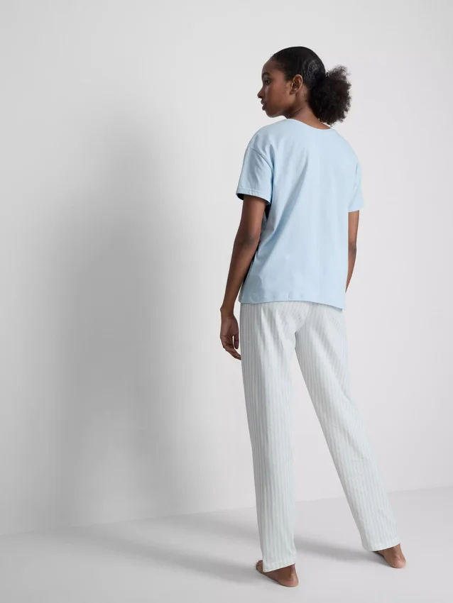 T-shirt en pyjama met gestreepte pyjamabroek