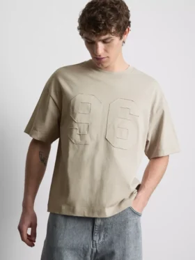 T-shirt met applicatienummer