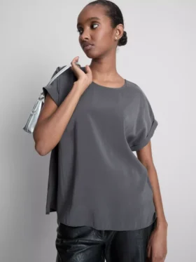 T-shirt met ronde hals en opgerolde mouwen