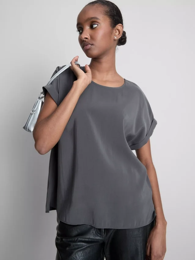 T-shirt met ronde hals en opgerolde mouwen