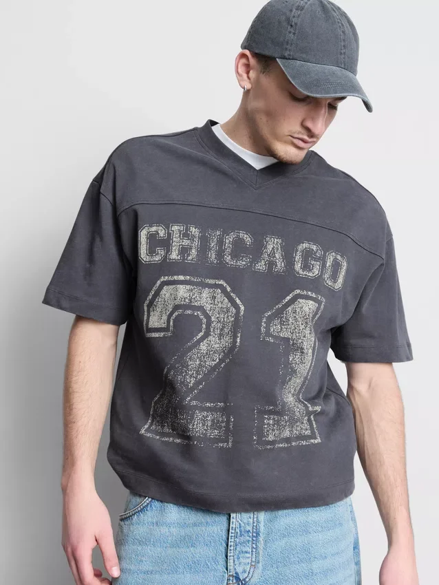 T-shirt met V-hals en Chicago-print