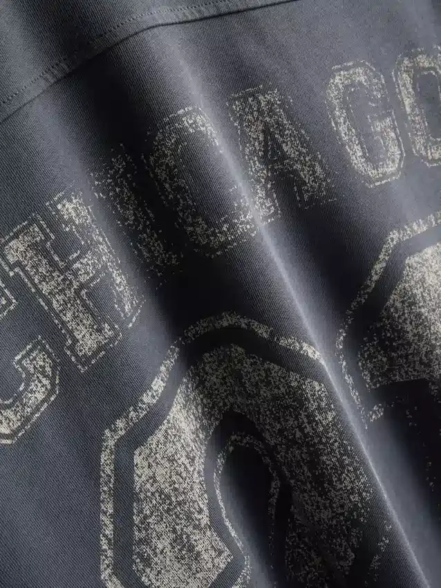 T-shirt met V-hals en Chicago-print