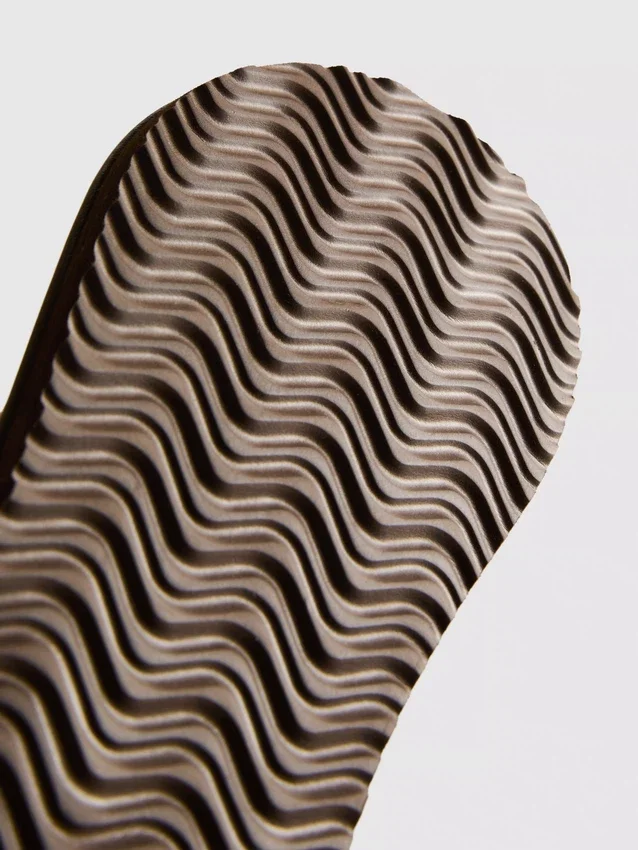 Teenslippers met zeegras-effect