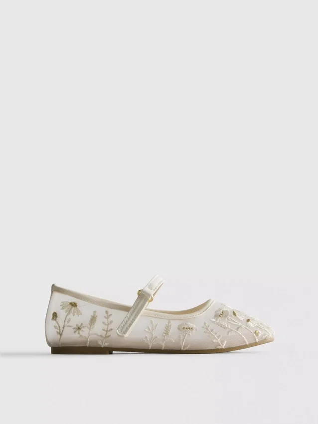 The Edit: geborduurde ballerina's als platte schoenen