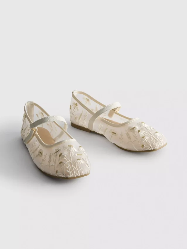 The Edit: geborduurde ballerina's als platte schoenen