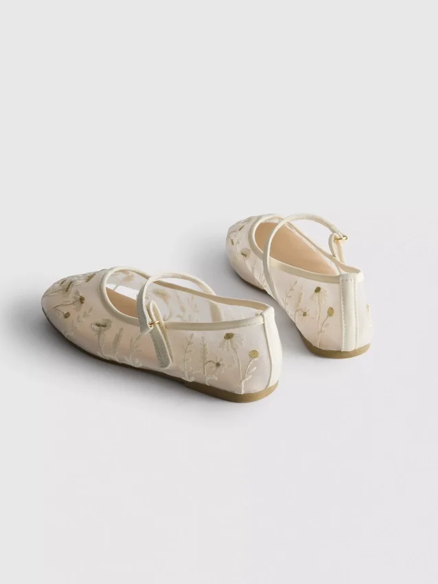 The Edit: geborduurde ballerina's als platte schoenen