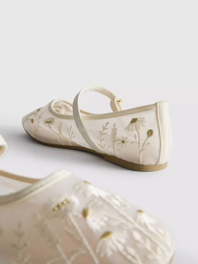 The Edit: geborduurde ballerina's als platte schoenen