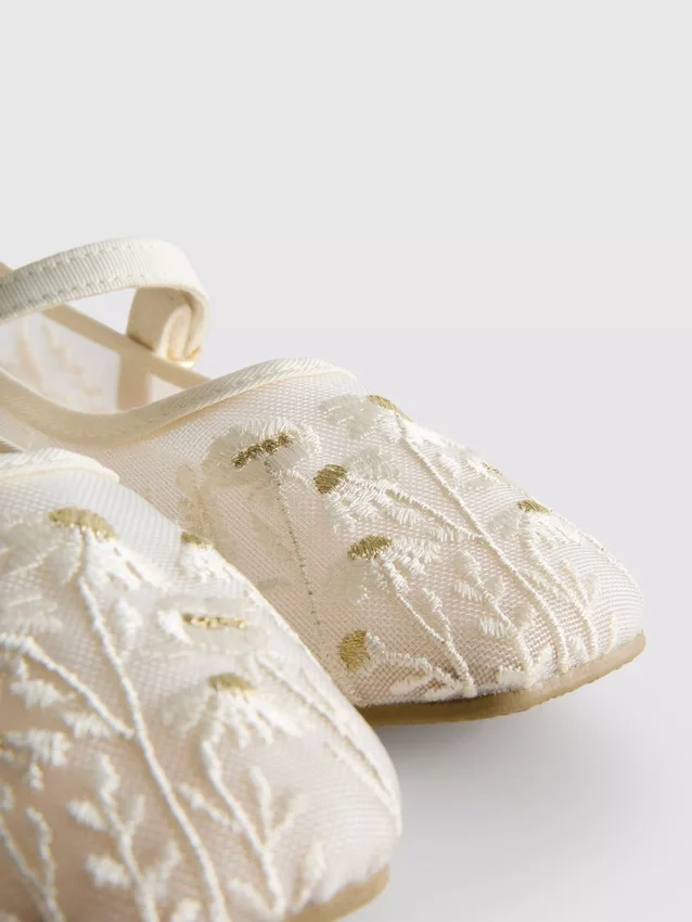 The Edit: geborduurde ballerina's als platte schoenen