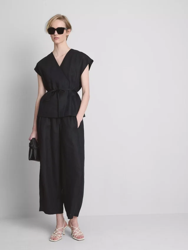The Edit linnen wikkelblouse met V-hals