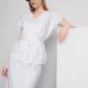 The Edit linnen wikkelblouse met V-hals