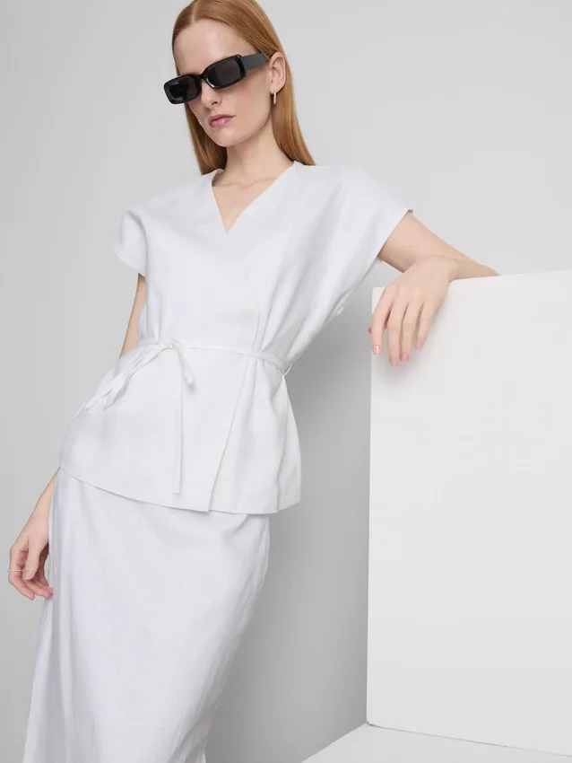 The Edit linnen wikkelblouse met V-hals