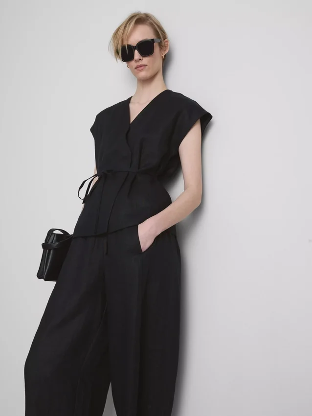 The Edit linnen wikkelblouse met V-hals