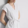 The Edit linnen wikkelblouse met V-hals