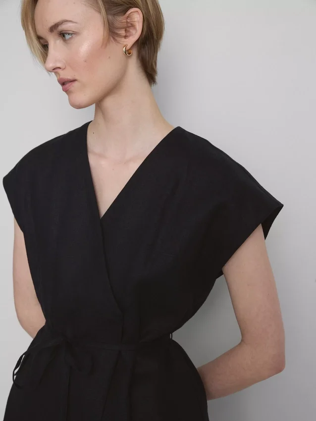 The Edit linnen wikkelblouse met V-hals