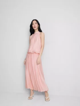 The Edit met drapering met halterhals en luchtdoorlatende blouse