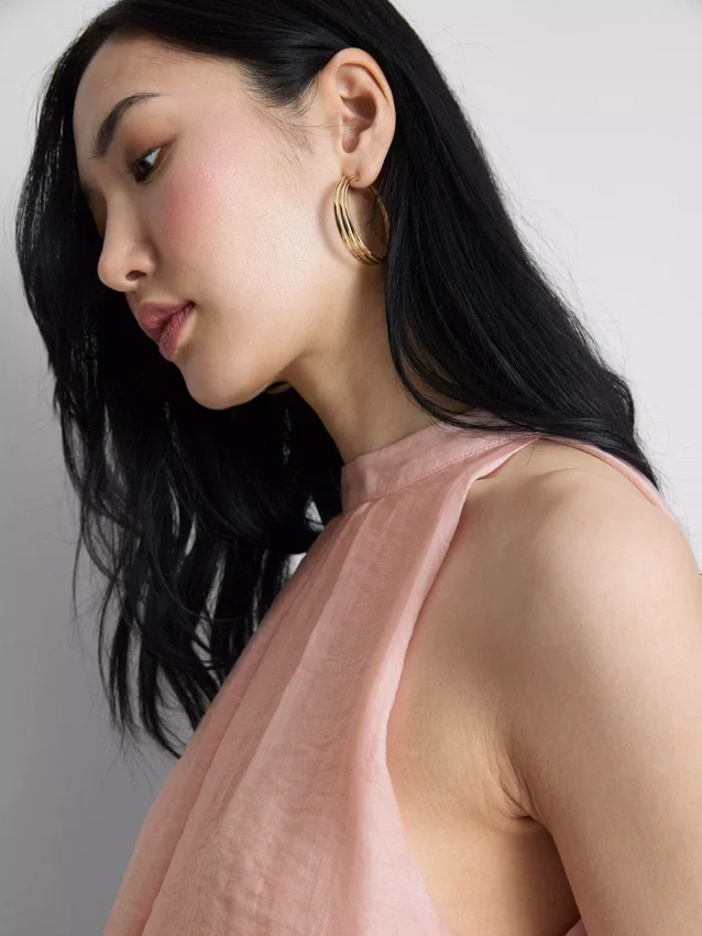 The Edit met drapering met halterhals en luchtdoorlatende blouse